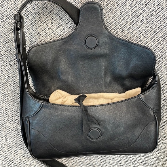 Gucci Black Pebbled Leather Shoulder Bag with GG Logo - Picture 4 of 5